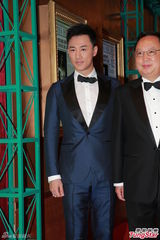 组图：港姐决赛钟嘉欣素雅长裙携手林峰亮相