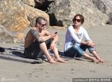 组图：洛佩兹海滩放松心情 一家其乐融融玩耍显童真