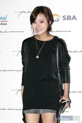 组图：韩星具荷拉蔡贞安等女星盛装出席服装秀