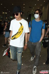 组图：韩团CNBLUE来台 郑容和香蕉T恤抢眼