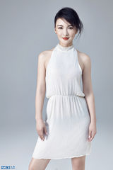 组图：郑亦桐曝冷艳写真 静态美展御姐范儿