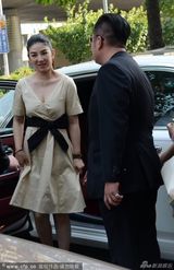 组图：黄奕捞金大秀事业线 任由保镖狂瞄胸部