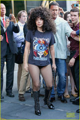 组图：Lady Gaga干练西装OL范 墨镜遮眼遛狗