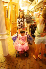 组图：王诗龄玩转迪士尼 变身睡美人获赞小公主