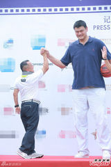 组图：超萌身高差！曾志伟与姚明同台变小矮人