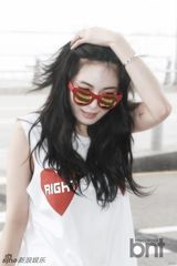 组图：4minute泫雅现身机场 纯白造型清纯可爱