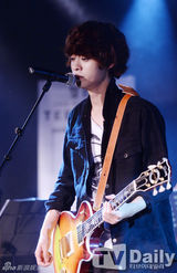 组图：郑俊英新专辑首秀 圆框眼镜卖萌搞笑