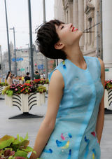 组图：奚望街拍玩小清新 短发映红唇甜美