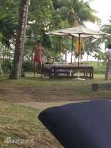 组图：高虎昔日揽比基尼美女 海边度假推油按摩