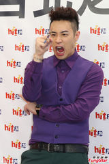 组图：潘玮柏发片撞世界杯 变魔术玩求婚