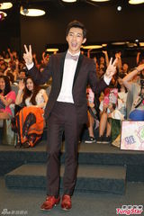 组图：炎亚纶李毓芬现身签书会 (炎亚纶遭讥整形关微博)