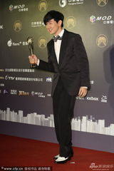 组图：林俊杰4度入围金曲终封王 激动连吻奖杯