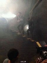 组图：网曝李易峰拍古剑宣传片 穿越盗墓现场