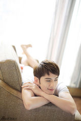 组图：徐正曦最新杂志写真演绎白色恋人