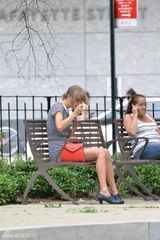 组图:单身泰勒空虚寂寞冷！公园吃雪糕发呆放空