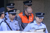组图：李代沫出庭低头面容沉重 频频抠鼻锁眉头