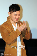 组图：杨东根韩彩雅出席新剧《Hero》发布会