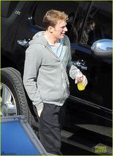 组图：斯嘉丽-约翰逊现身片场 美国队长面带伤