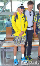 组图：韩团BEAST李起光亮相机场 呆萌搞怪