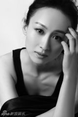 组图：练束梅写真黑白色调透露文艺气息