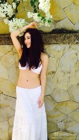 组图：48岁温碧霞巴厘岛秀身材 穿白裙依旧女神