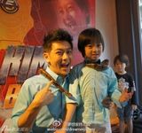 组图：Kimi五岁生日派对变昆虫课 勇敢手拿大蛇