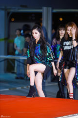 独家：韩女团同场争人气 抛胸露腿抢风头