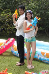 组图：郭雪芙刘以豪庆新剧收视大玩水枪