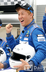 组图：刘在石率《无限挑战》参加赛车比赛