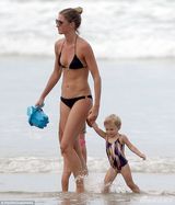 组图：辣妈邦辰比基尼度假 一人抱俩娃变女汉子