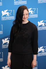 组图：《鸟人》亮相威尼斯 诺顿石头姐俏皮搞怪