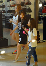 组图：柳岩性感素颜出街 与王霏霏商场购物