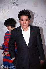 组图：群星亮相《首映》慈善跨年晚会红毯