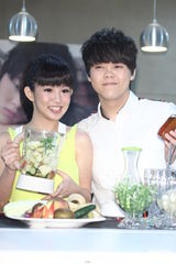 组图：曾昱嘉将开唱压力大 郭书瑶亲自下厨煮补品