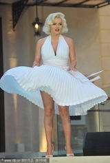 组图：梦露模仿者亮相 性感经典动作再现