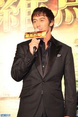 组图：阿部宽抵台谈翘臀羞涩 上户彩微笑打招呼