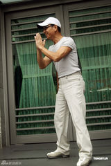 组图：selina今日大婚 任爸送早餐给媒体展亲民