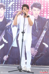 组图：汪东城蔡旻佑台北为电视原声带签唱