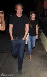 组图：《老友记》马修-派瑞携褐发女郎喝咖啡