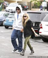 组图：艾薇儿和男友逛食品店 情侣款造型默契