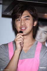 组图：陈柏霖七夕寄情工作 与粉丝提前单身庆生