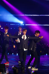 独家高清：GD胜利EXO等唱响StayG演唱会