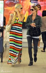 幻灯图集：帕丽斯-希尔顿姐妹为看世界杯购物