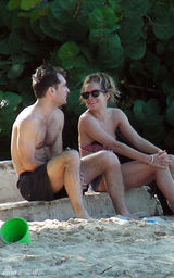 幻灯图：裘德-洛与西耶娜-米勒复合 海滨度假晒甜蜜