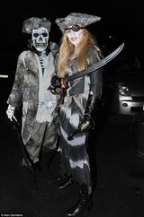 组图：众星亮相万圣节派对 凯特-摩斯白面红唇诡异