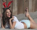 组图：超模比基尼抚胸撅臀 戴圣诞鹿角卖萌