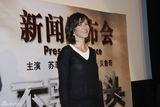 高清图：苏菲玛索上海宣传新片 跳上椅子供记者拍照