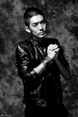 组图：张博冷峻写真曝光 尽现硬汉本色