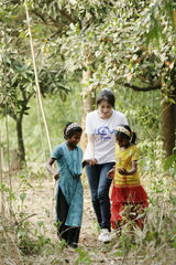 高清组图：韩星崔贞媛化身慈善天使 异国献爱心