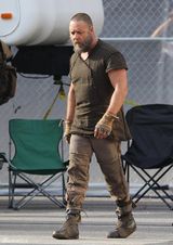 组图：罗素-克劳与艾玛-沃森现身《诺亚》片场